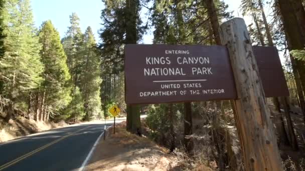 Entering Kings Canyon National Park Leaving Sequoia National Park Entrance — Stock Video