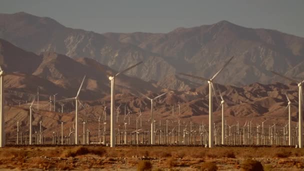 Dağlar Yenilenebilir Enerji Santrali Dayalı Rüzgar Enerjisi Coachella Valley California — Stok video