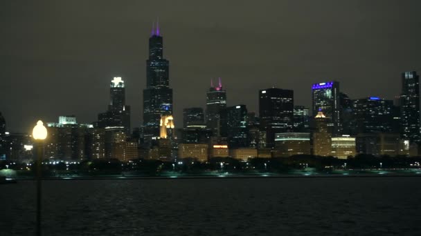 Στο Κέντρο Του Σικάγο Νύχτα Πανόραμα Πόλης Κάμερα Οριζόντια Κίνηση — Αρχείο Βίντεο