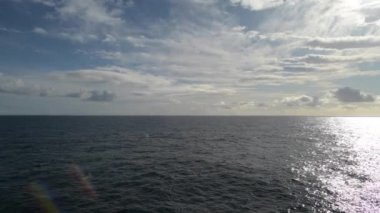 Atlantik Okyanusu 'nda yaz. Deniz seyahati. Cruise gemisinden alınan görüntüler. Sakin deniz suları ve kısmen bulutlu güneşli hava., yaz Atlantik Okyanusu üzerinde. Deniz seyahati. Cruise gemisinden alınan görüntüler. Sakin deniz suları ve kısmen bulutlu güneşli hava.