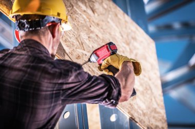 Kontrplak bir çerçeveye yükleme