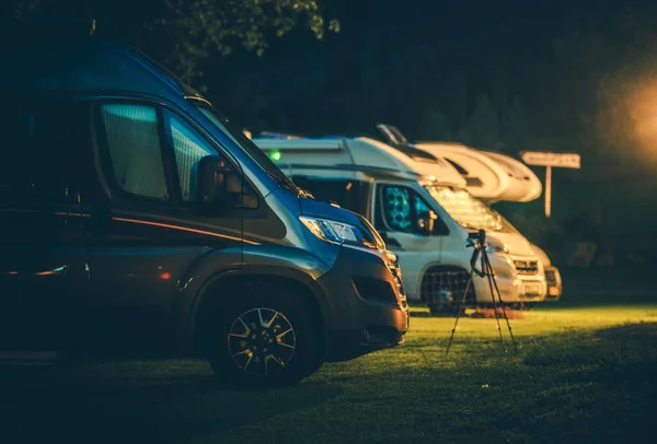 Camionnettes de camping-car dans le parc de VR — Photo