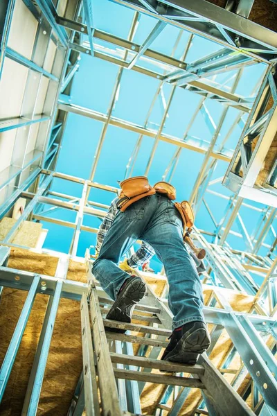 Stavební dělník na žebříku — Stock fotografie