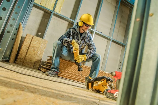 Trabajador de construcción con herramienta — Foto de Stock