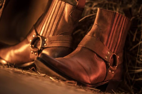 Botas de cowboy no celeiro — Fotografia de Stock