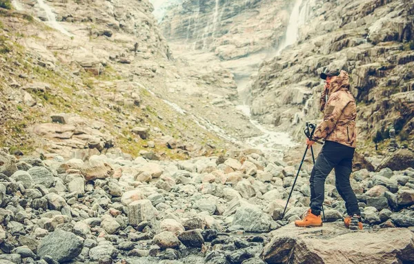 Fjällvandrare njuter av rå landskap — Stockfoto