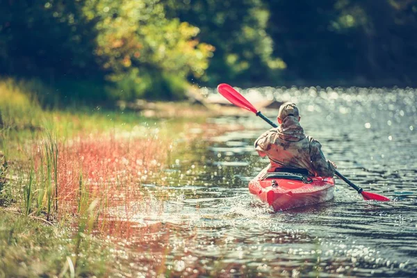 Jízda na kajaku po řece — Stock fotografie