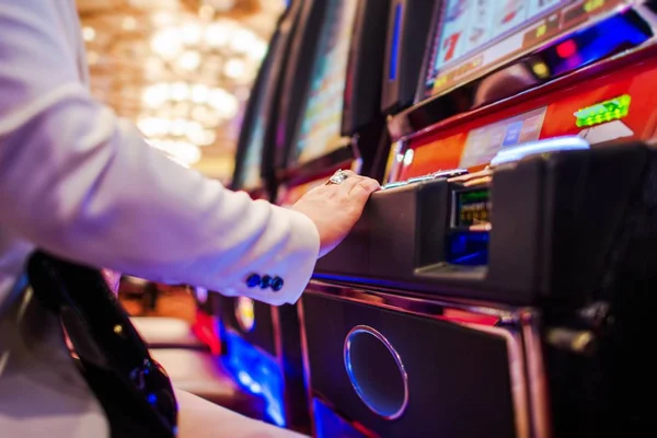 Vrouw spelen slotmachine — Stockfoto