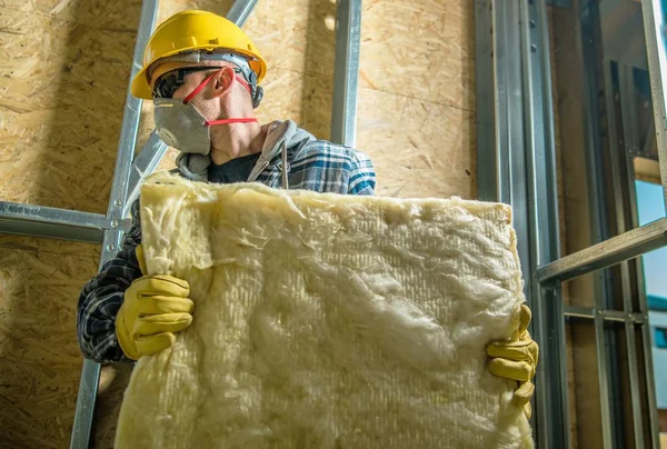 Worker with Wool Insulation — Stock Photo, Image