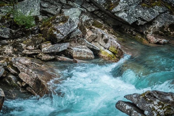 Rio de montanha cristalino — Fotografia de Stock