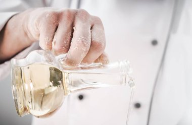 Sızma zeytinyağı kullanarak Şef