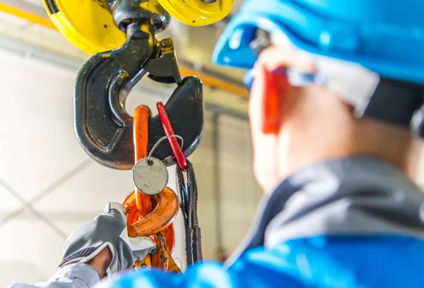 Caucasian Lifting Crane Operator — Stock Photo, Image