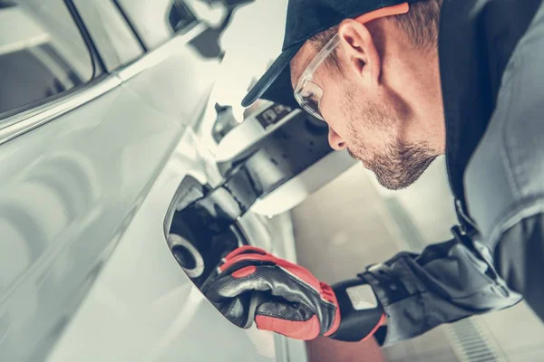 Comprobación de entrada de combustible por mecánico —  Fotos de Stock