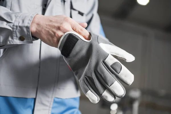 Arbeiter mit Handschuhen — Stockfoto