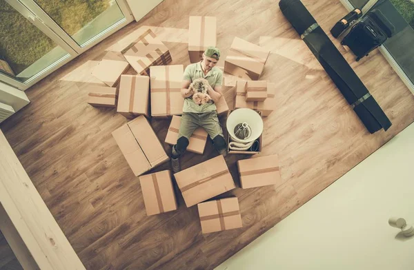 Single Men with Dog Moving In — Stock Photo, Image