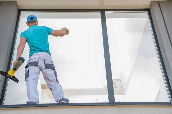 Men Cleaning Window Outside — Stok Foto