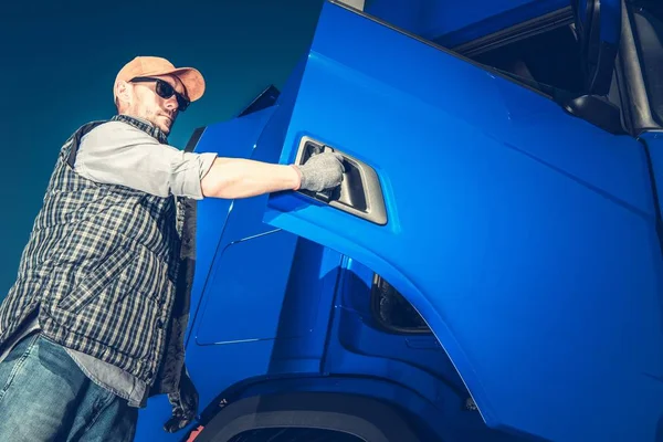 Conductor de camión salió a la carretera —  Fotos de Stock