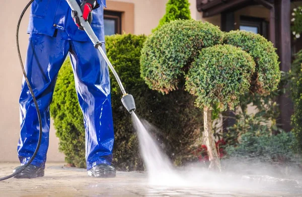 Cleaning Residential Driveway — Stock Photo, Image