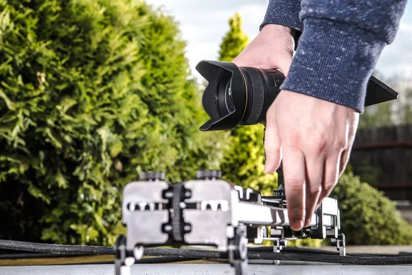 Videographer med DSLR Slider — Stockfoto