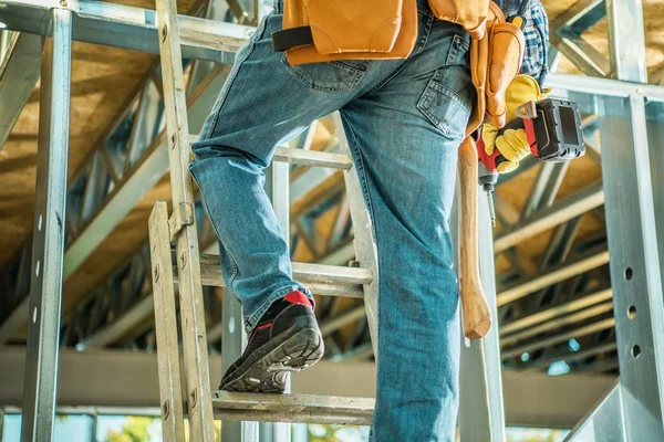 Contratista en una escalera — Foto de Stock