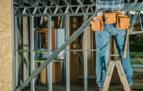 Hombres trabajando desde una escalera — Foto de Stock