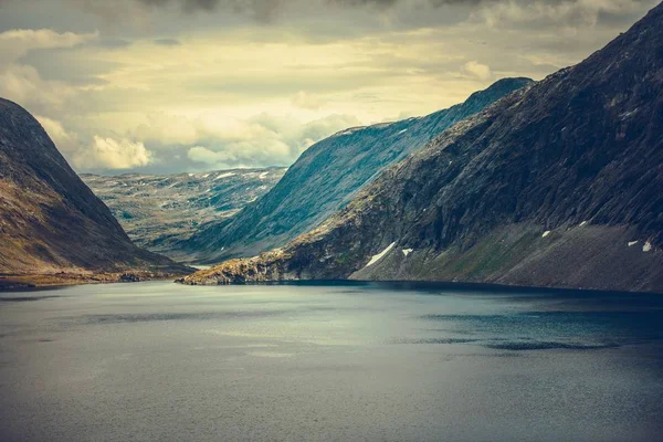 Doğal dağ gölü — Stok fotoğraf