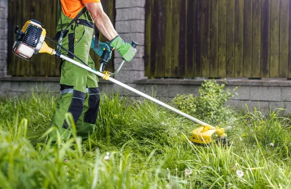 Trimming Grass with String — Stock Photo, Image