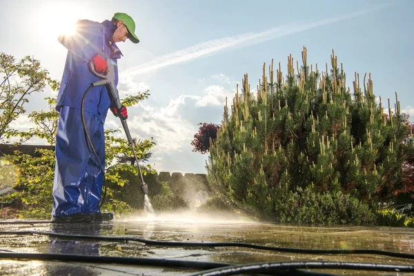 Mannen wassen tuinpaden — Stockfoto