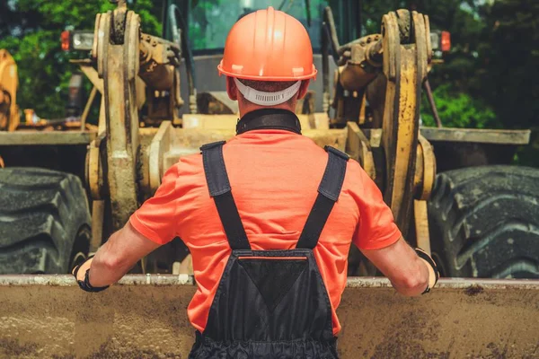 El trabajador y la excavadora —  Fotos de Stock