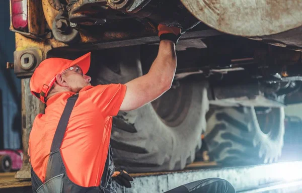 Tractor Under Maintenance — Stock Photo, Image