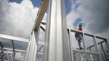 İskelet Çelik Konstrüksiyon. Emniyet Kemeri Ile Çerçeveye Bağlı Yükseklik Üzerinde Çalışan Bir Elde Elektrikli Aletli Kafkas Yüklenicisi.