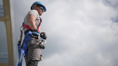 Kafkas Müteahhit Bina İskelet Çelik Çerçeve Emniyet Kemeri Ekipmanları Yardımı ile. Endüstriyel Tema