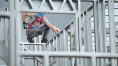 İskelet Çelik İnşaat İş. 30'larında Müteahhit Yükseklikte Çalışıyor.