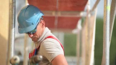 Bir İskele üzerinde Kafkas Müteahhit İşçi. Height'da çalış. İnşaat Sektörü.