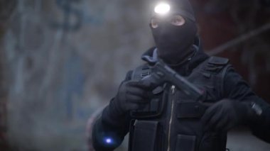 Özel Polis Kuvvetleri. Elinde Ateşli Silahlarla Taktik Batı ve Siyah Maske Giyen Adamlar. Yasadışı Faaliyet Uygulama.