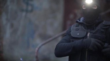 Karşı Terörist Portresi. Maske takan adamlar ve Taktik Batı. Özel Kuvvetler Askeri.
