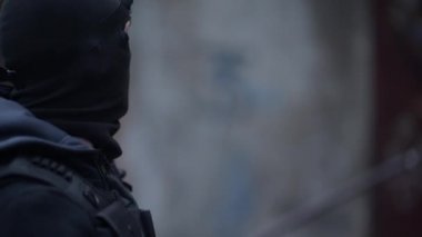 Taktik Batı ve Siyah Maske Giyen Adamlar. Özel Polis Kuvvetleri. Yasadışı Faaliyet Uygulama.