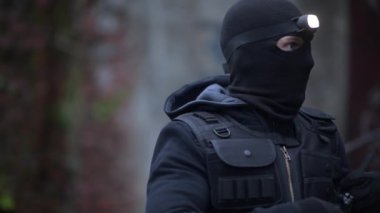 Siyah Maskeli ve El Fenerli Terörist Karşıtı. Polis Çok Gizli Operasyon.