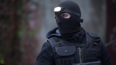 Polis Çok Gizli Operasyon. Siyah Maske ve El Feneri Onun 30s Counter Terörist.