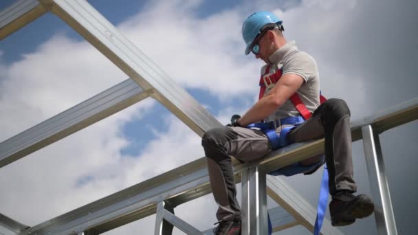 Safety Harness Equipment. Caucasian Contractor in His 30s on a Steel Building Frame. Shock Absorbing Lanyard — Stock Video