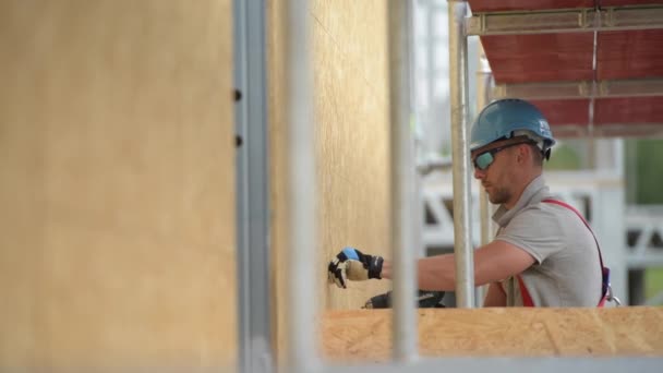 Sicherheit in der Bauindustrie. Bauunternehmer auf einem Gerüst, das sich auf seine Arbeit vorbereitet. — Stockvideo