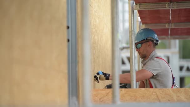 Indústria da Construção Segurança. Trabalhador contratado em um andaime se preparando para seu trabalho . — Vídeo de Stock