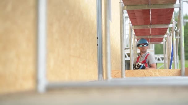 Pracovat ve výšce. Stavební průmysl. Kavkazský stavitel dělník po třicítce na lešení. — Stock video