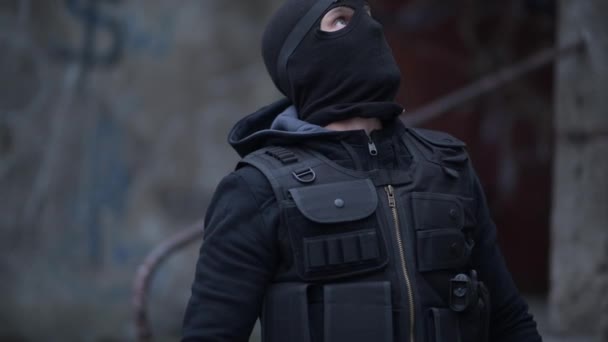 Män bär mask och taktiska väst. Special styrkor soldat. Counter Terrorist porträtt. — Stockvideo