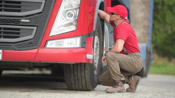 Motorista de caminhão caucasiano fazendo verificação de pneus rápidos. Indústria dos transportes . — Vídeo de Stock
