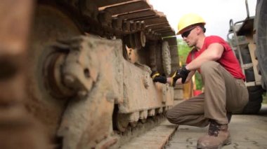 Tamirci ve Buldozer. 30'lu yaşlarında Kafkas Ağır Ekipman İşçisi. Endüstriyel Tema.