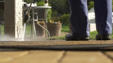 Driveway basınç yıkama. Beyaz işçi alan evin önünde temizlik.