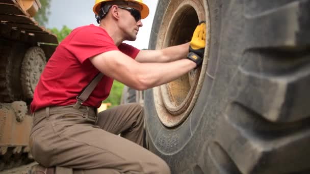 Heavy Duty berendezések szerelő az ő 30-as években. Építőipari munka. — Stock videók