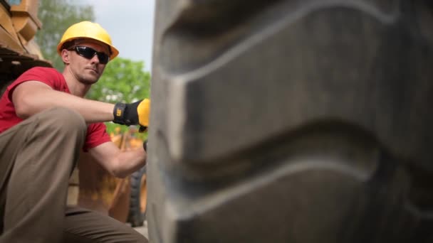 Werknemer in de bouwsector op zoek naar mogelijke problemen met zware uitrusting bulldozer. — Stockvideo