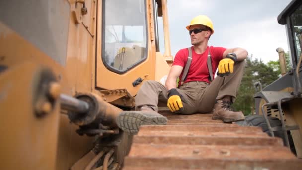 Construcción Heavy Duty Equipment Worker. Bulldozer Operador Relajándose Durante Su Trabajo . — Vídeo de stock